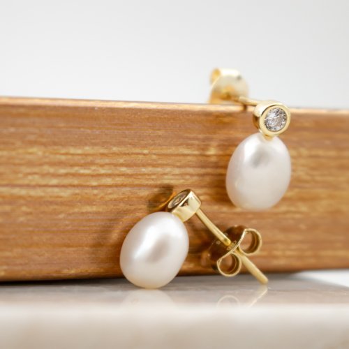 Single Pearl with stone studs